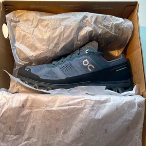 On running cloudventure hiking trail shoes Men size 11